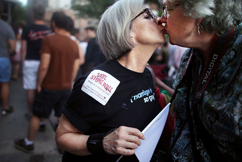 A couple outside the Stonewall Inn in 2015<br>(Getty Images)